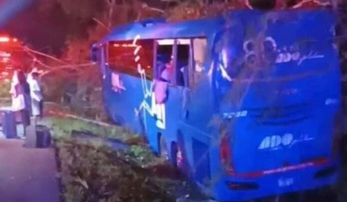 Sufre un accidente un autobús de la empresa ADO en la autopista Mérida-Cancún; reportan varios lesionados.