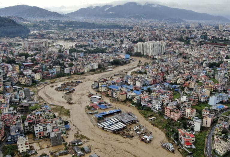 Videos: Inundaciones dejan al menos 112 muertos en Nepal
