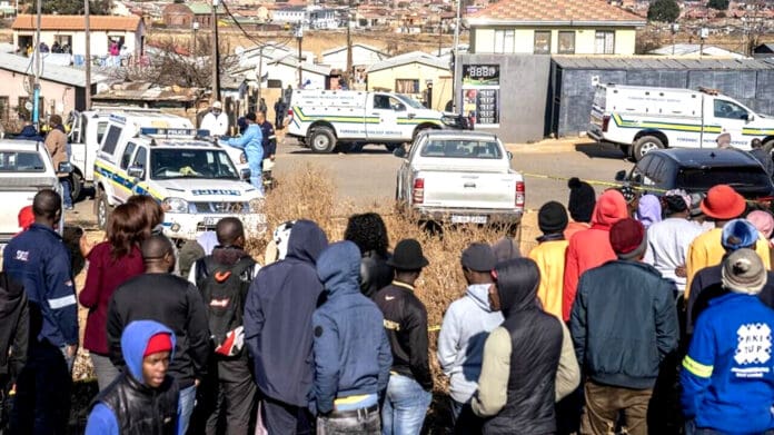 Dos tiroteos masivos dejan 18 muertos; acaban con una familia entera en Sudáfrica