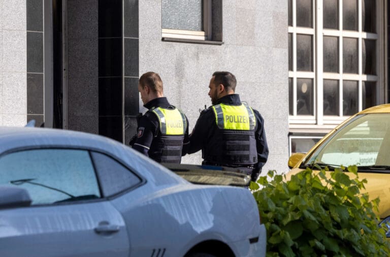 Video: Sujeto causa terror tras provocar incendios, embestir con su auto y amenazar con un machete en Alemania