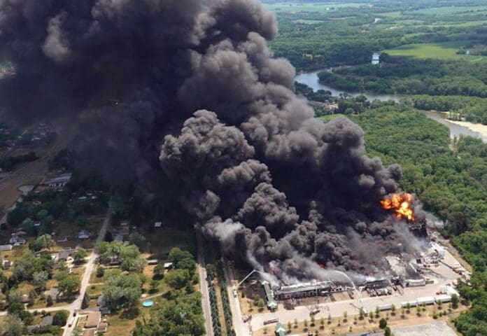 Videos: Evacúan y cierran carreteras tras incendio de una planta química en Estados Unidos