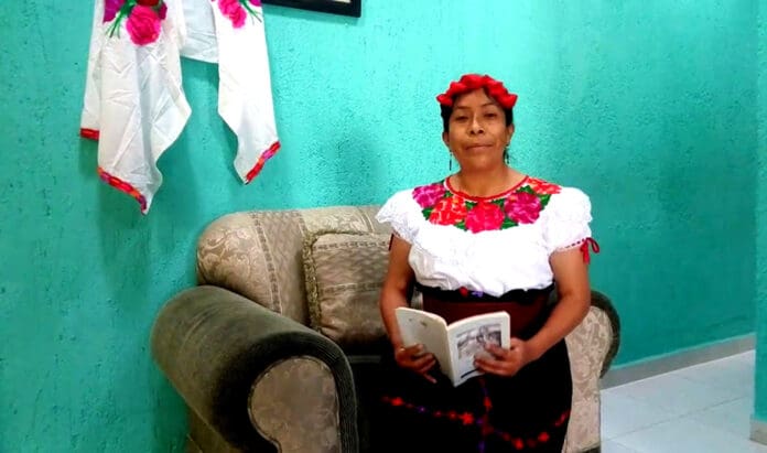 Presenta escritora tsotsil su libro en lengua originaria; primera que escribe una novela