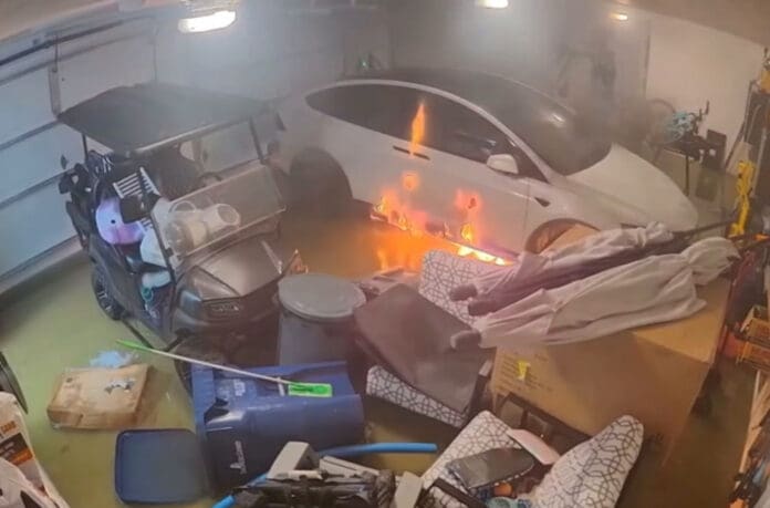 Video: Vehículo Tesla se incendia en un garaje durante el paso del huracán Helene en Estados Unidos