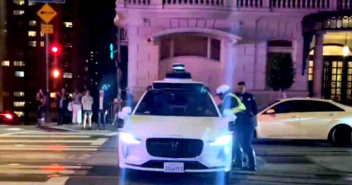 Video: Taxi autónomo provoca caos al estorbar el paso de la candidata Kamala Harris