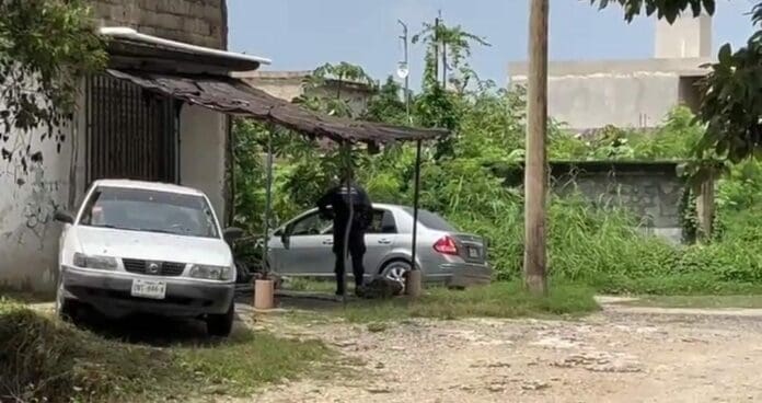 Localizan dos cuerpos dentro de un automóvil abandonado en Cancún. Hasta el momento se desconocen sus identidades.