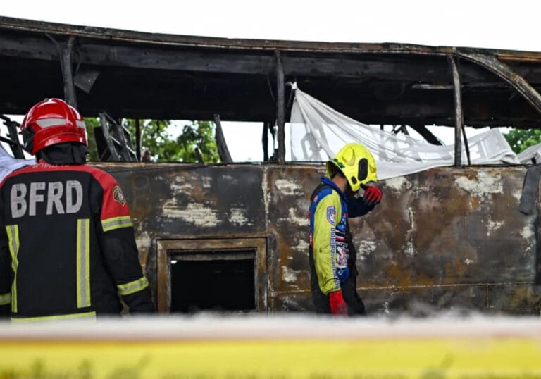 Video: Mueren 25 personas tras la explosión de un autobús escolar en Tailandia