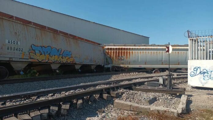 Se descarrila tren en Saltillo, Coahuila y derriba el muro de una empresa