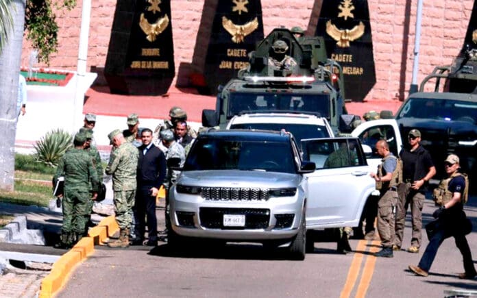 Tras 30 días de violencia, Harfuch camina “blindado” por calles de Culiacán