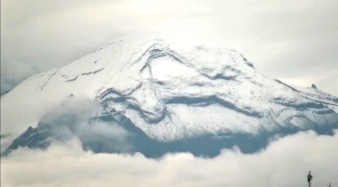 Video: Sorprende volcán Popocatépetl al amanecer cubierto de nieve
