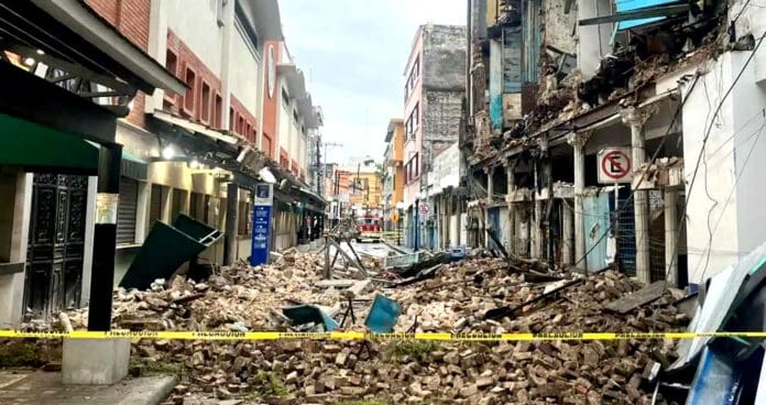 ¡Impactante! Lluvias derrumban parte de un hotel en Tampoco con todo y huéspedes