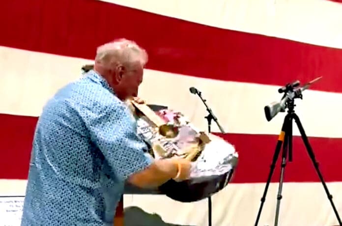 Video: Hombre paga 78 mil pesos por guitarra firmada por Taylor Swift, y la destruye