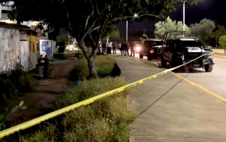 Ejecutan a tres e incendian local de máquinas de apuestas en Mazatlán, Sinaloa