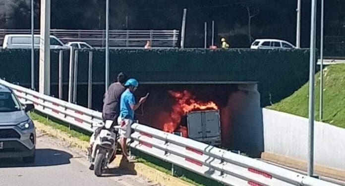El incendio de una camioneta en el bulevar Colosio de Cancún generó una inmensa columna de humo este jueves.