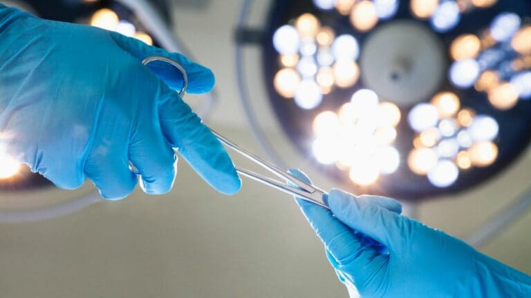 Muere mujer de 24 años tras someterse a seis cirugías estéticas en ocho horas