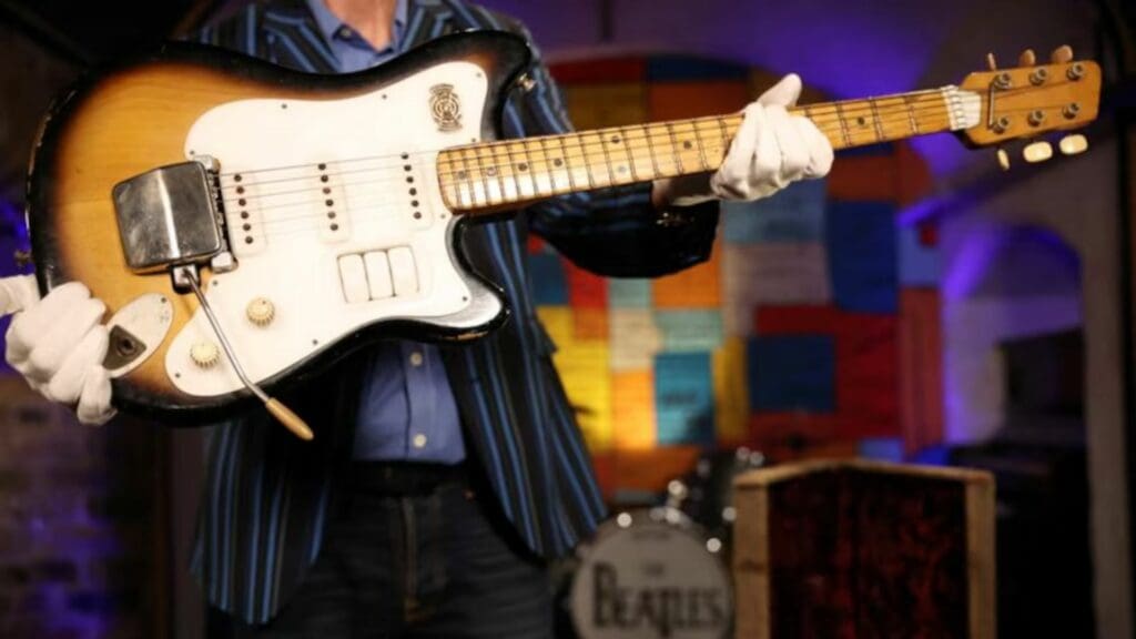 Primera guitarra que usó George Harrison con Los Beatles será subastada; vale más de 800 mil dólares
