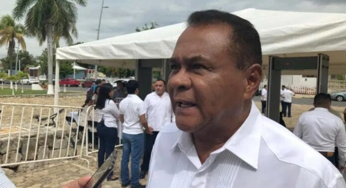 Exgobernador Joaquín Hendricks Díaz choca en la Zona Hotelera de Cancún