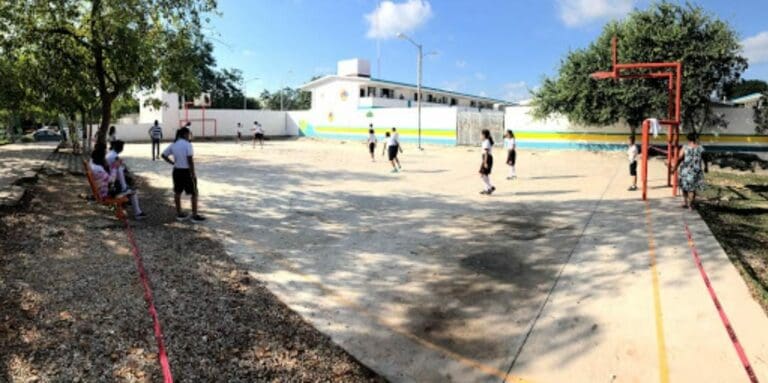 Anuncia el gobierno una beca para estudiantes de secundaria; mil 900 pesos por alumno y 700 por cada hijo extra.