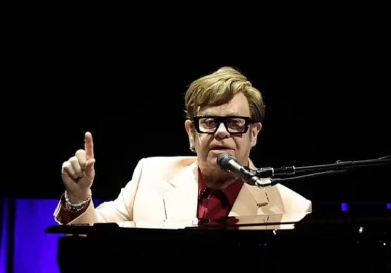 Elton John confiesa que perdió varias partes de su cuerpo tras someterse a múltiples cirugías