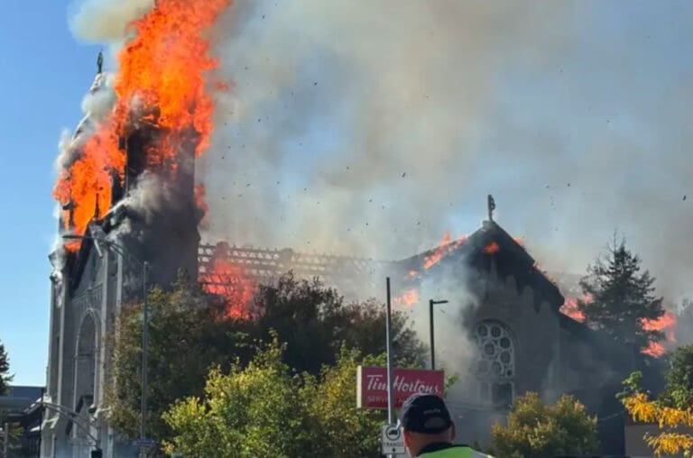 Video: Iglesia de Notre Dame se incendia por completo en Canadá