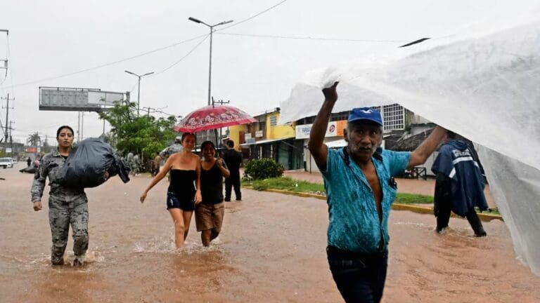 Damnificados de Acapulco por el huracán John recibirán 8 mil pesos de apoyo