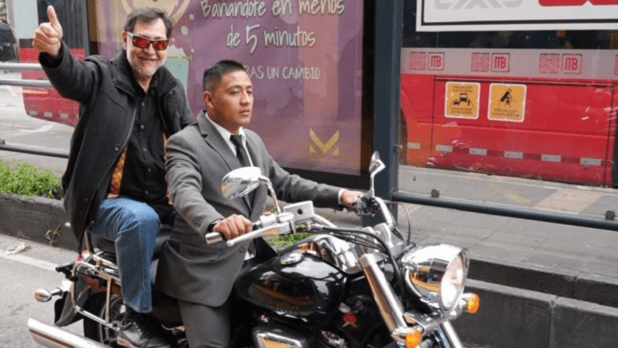 Critican a Fernández Noroña por viajar en moto sin casco e invadiendo el carril del Metrobús en la CDMX