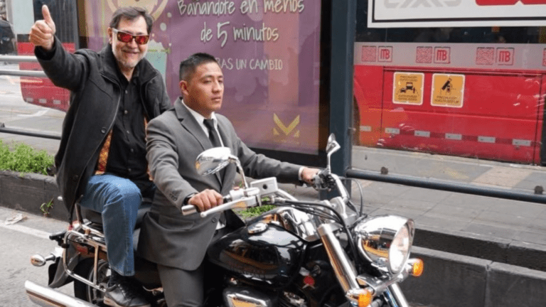 Critican a Fernández Noroña por viajar en moto sin casco e invadiendo el carril del Metrobús en la CDMX