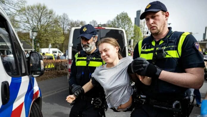 Detienen a Greta Thunberg durante protesta ambiental en Bruselas