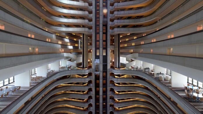 VIDEO: Hombre se lanza desde el piso 40 del hotel Marriott Marquis en Atlanta
