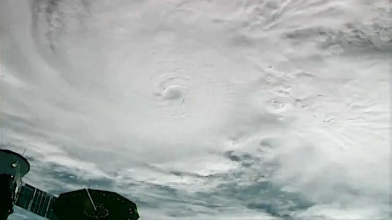 Un monstruo: Así se ve Milton, poderoso huracán categoría 5 desde la Estación Espacial