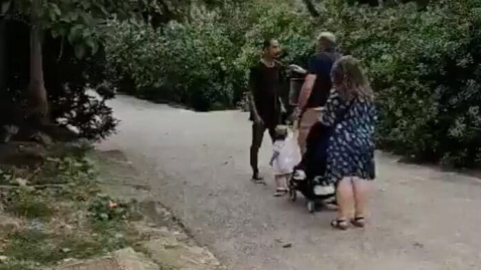 VIDEO: Inmigrante golpea fuertemente a la bebé de una pareja en un parque de Barcelona