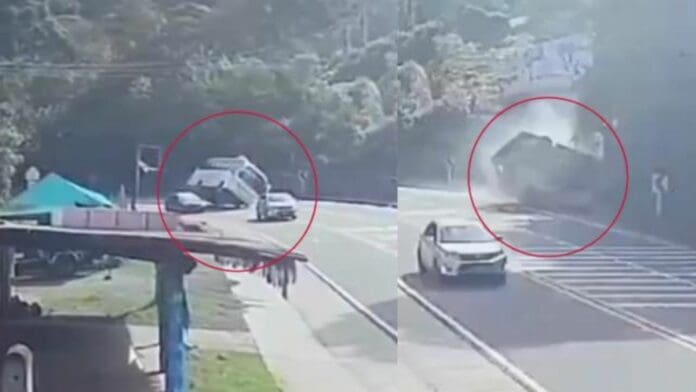 Video: Cinco estudiantes perdieron la vida tras volcadura de autobús en Colombia