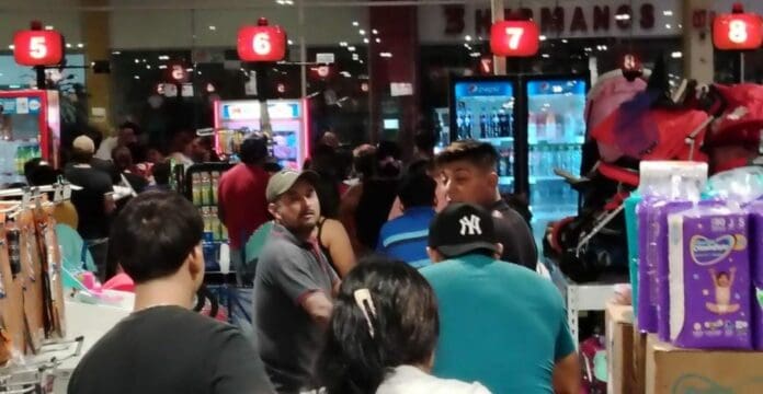 Largas filas en supermercados y gasolineras de Cancún antes de la llegada de 