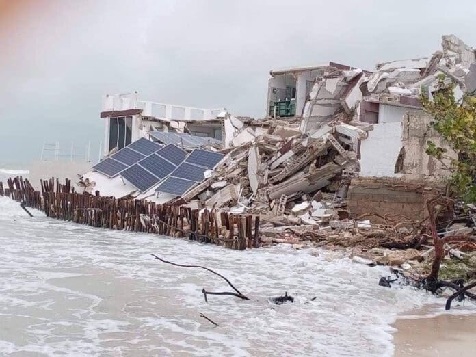 Se derrumba casa de extranjeros en Chuburná, Yucatán tras paso del huracán Milton