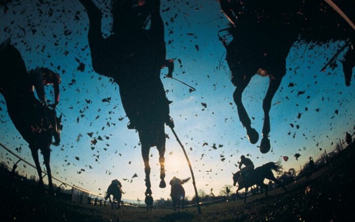 Video: Caballo de carreras arrolla a multitud en Chiapas, reportan 12 lesionados