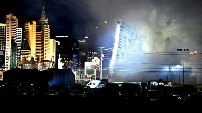 Video: Las Vegas se despide del casino Tropicana con llamativa implosión