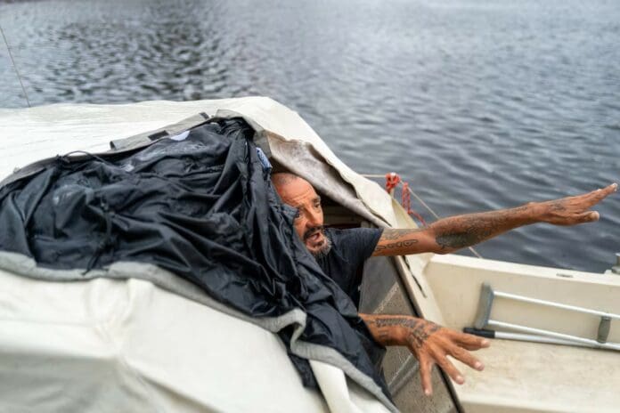 Video: En su pequeña embarcación, sobrevive 