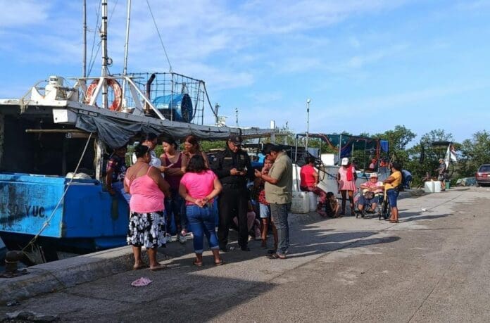 Video: Localizan a uno de los pescadores desaparecidos tras paso de 'Milton' por Yucatán