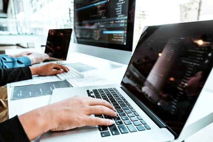 Aumenta el desempleo por uso de la IA en el sector tecnológico