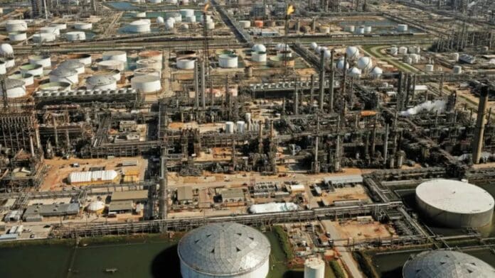 Derrame químico en planta de Pemex deja un muerto y varios heridos en Texas