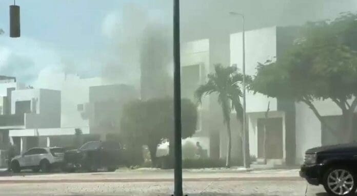 Falleció una persona y dos más resultaron lesionadas tras una explosión en el residencial Cumbres en Cancún.