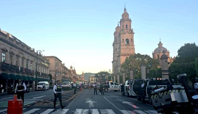 Hombre despoja a policía de su arma y se quita la vida en pleno centro de Morelia