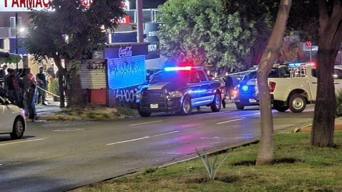 Matan a tiros a mando de la Fiscalía de Jalisco afuera de farmacia, en Guadalajara