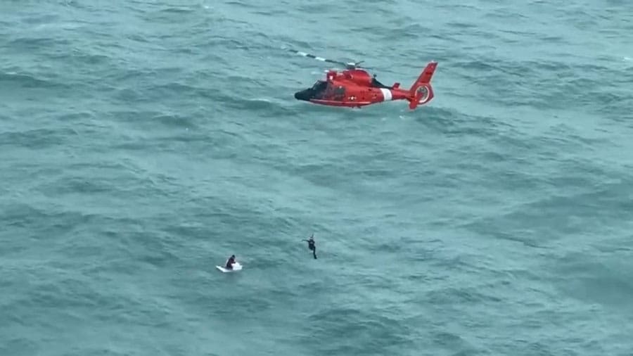 Video: Rescatan a un hombre que flotaba a la deriva en una hielera tras paso del huracán Milton