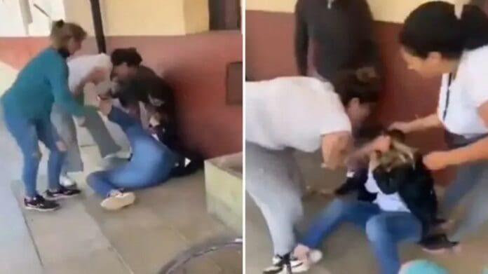 Video: Madres golpean a una maestra en la puerta de la escuela por supuestos maltratos a sus hijos