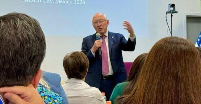 Gobierno de Claudia Sheinbaum limita a Ken Salazar a comunicarse solo con la Secretaría de Relaciones Exteriores.