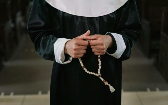 Detienen a monja por robar joyas y objetos de oro en Italia