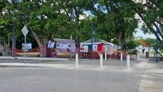 Las Madres Buscadoras de Quintana Roo inician un plantón permanente en el Aeropuerto Internacional de Cancún.