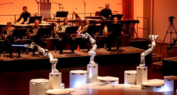 Robot de tres brazos dirige a orquesta sinfónica de Alemania