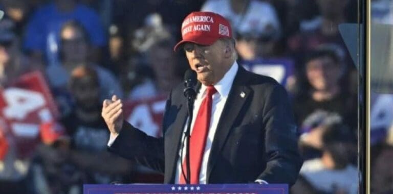 Detienen a un sujeto armado cerca del mitin de Donald Trump en Coachella, California. El sujeto fue liberado más tarde.