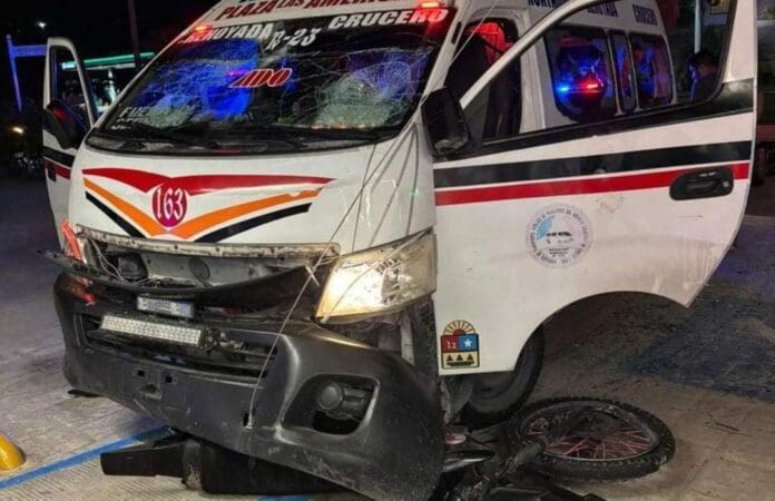 El chofer de una combi del transporte público se llevó una moto en Cancún; bikers lo alcanzan y le destrozan su unidad.